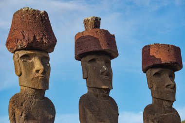 Ahu Nao-Nao Moais heykelleri Anakena sahilinde Paskalya Adası, Rapa Nui Ulusal Parkı, Şili