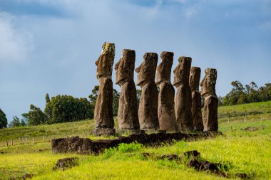 Rapa Nui 'deki Ahu Akivi (ya da Paskalya Adası) Şili' nin Valparaso Bölgesi 'ndeki. Sitenin yedi moai 'si var, hepsi aynı şekil ve boyutta, ayrıca göksel gözlemevi olarak da bilinir.. 