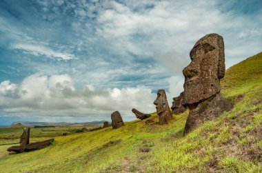Rano Raraku Volkanı 'ndaki Moai heykelleri Paskalya Adası, Rapa Nui Ulusal Parkı, Şili