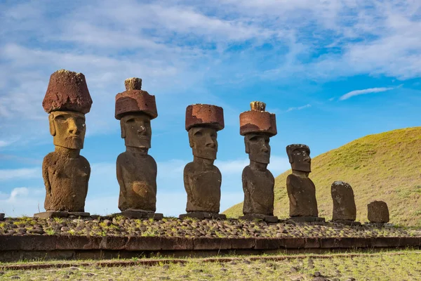 Ahu Nao-Nao Moais heykelleri Anakena sahilinde Paskalya Adası, Rapa Nui Ulusal Parkı, Şili