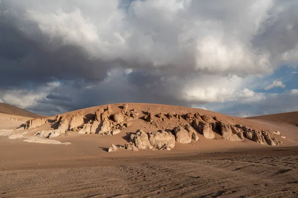 智利阿塔卡马沙漠Salar Tara的石层 — 图库照片
