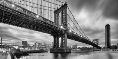 Geceleri Manhattan Köprüsü. New York 'un Panoramik Şehir manzarası