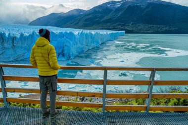 Los Glaciares Ulusal Parkı 'nda Yürüyüşçü, Patagonya, Arjantin' de Buzul Perrito Moreno