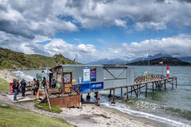 Ushuaia, Arjantin - 19 Ocak 2020: Tierra Del Fuego, Ushuaia, Arjantin 'in aşırı güneyindeki Bahia Lapataia fiyortunda El Correo del Fin del Mundo Postanesi (Dünya Postanesinin Sonu)