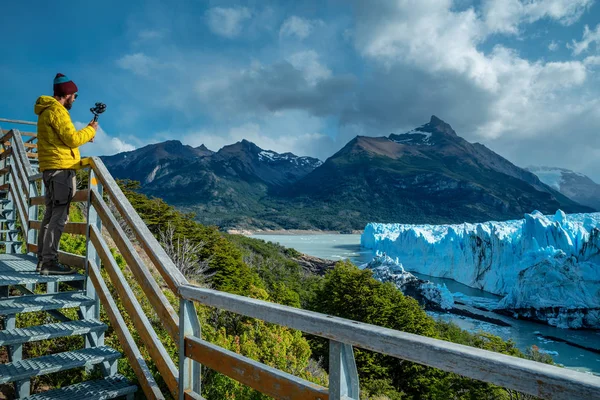 Πεζοπόρος Στο Εθνικό Πάρκο Los Glaciares Παγετώνας Perrito Moreno Στην — Φωτογραφία Αρχείου