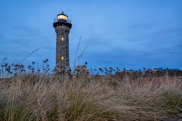 罗斯福岛灯塔 Roosevelt Island Lighthouse 是一座位于罗斯福岛的石头灯塔 位于东河灯塔公园 New York City — 图库照片