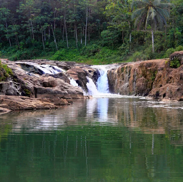 Cachoeira em uma floresta tropical — Fotografia de Stock