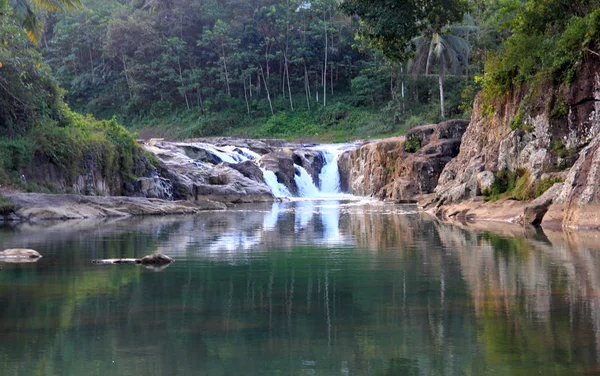 Cachoeira em uma floresta tropical — Fotografia de Stock