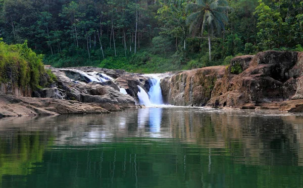 Cachoeira em uma floresta tropical — Fotografia de Stock