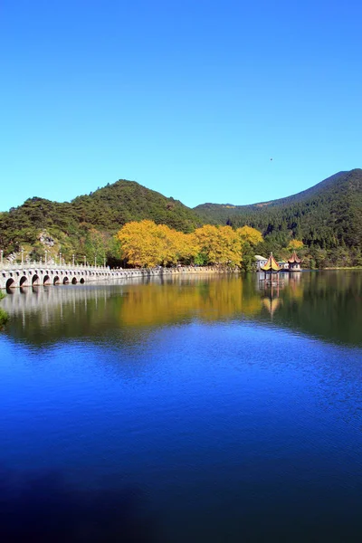 Montaña en otoño — Foto de Stock