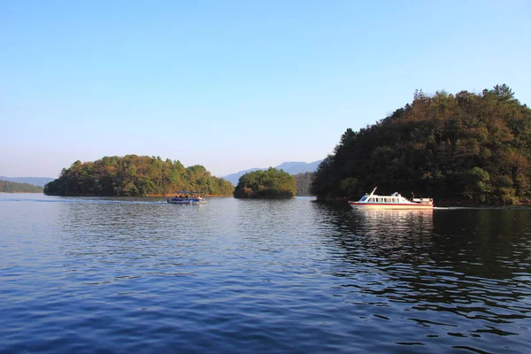 V zimě jezero — Stock fotografie