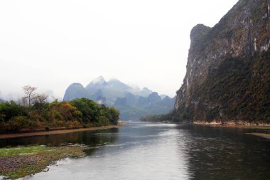 Yolcu gemisi Guilin 'den Yangshou' ya Li nehri boyunca yol alır..