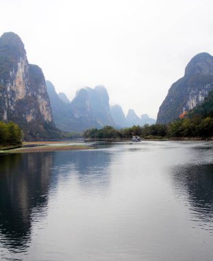 Yolcu gemisi Guilin 'den Yangshou' ya Li nehri boyunca yol alır..