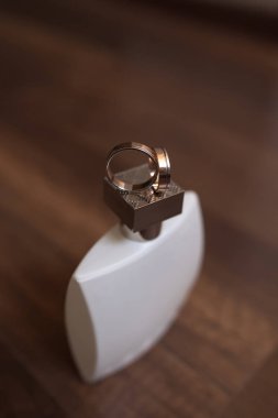 Düğün detayları. Damat aksesuarları. Ayakkabılar, yüzükler, kemer ve papyon