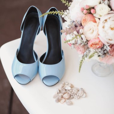 Şık düğün çiçek buketi gelin ayakkabıları tiffany renk doku zemin üzerine