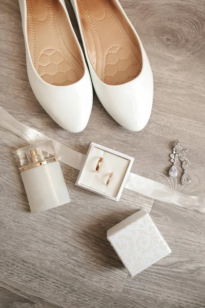 Esküvői, menyasszonyi luxus cipők gyémántokkal — Stock Fotó