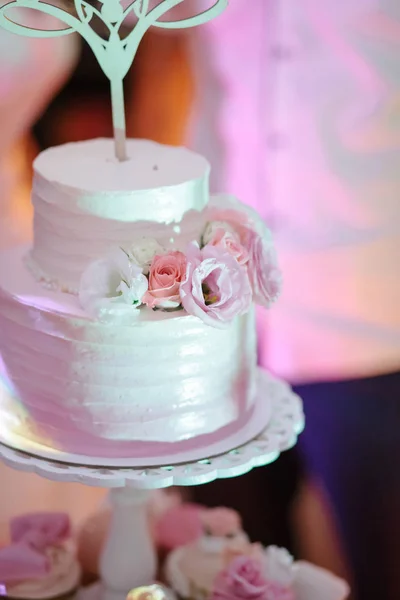 Ljusa bröllopstårta, med Mr Ms tårta — Stockfoto