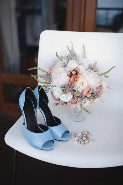 典雅婚礼花 bouqet 在质地背景与新娘鞋子蒂芙尼颜色 — 图库照片