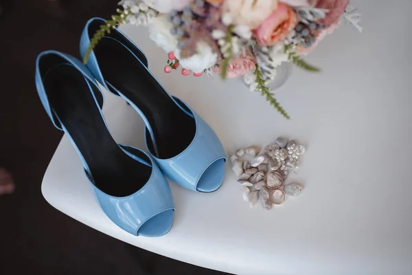 Bouqet de flores de casamento elegante no fundo textura com sapatos de noiva cor Tiffany — Fotografia de Stock