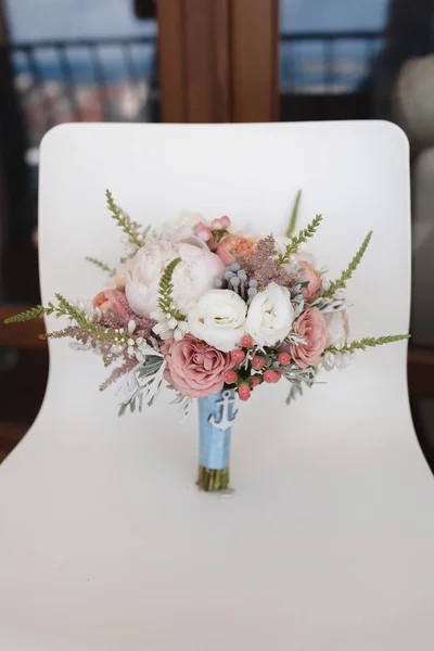 Elegante Hochzeit Blumenstrauß auf Textur Hintergrund mit Brautschuhen Tiffany Farbe — Stockfoto