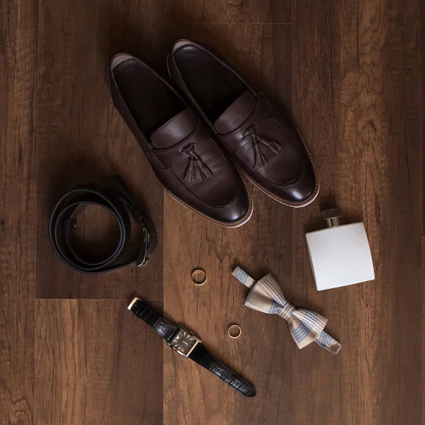 Détails du mariage. Accessoires de chambre. Chaussures, bagues, ceinture et noeud papillon Images De Stock Libres De Droits