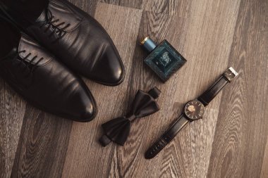 Düğün detayları. Damat aksesuarları. Ayakkabılar, yüzükler, kemer ve papyon