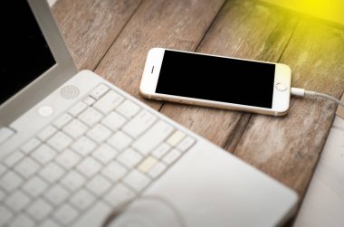 Ahşap masa telefonu kapatın