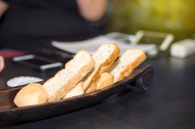 sepetin içinde ekmek