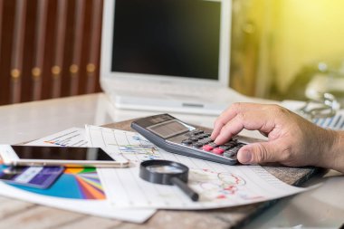 İş adamı el basın hesap makinesi kullanırken