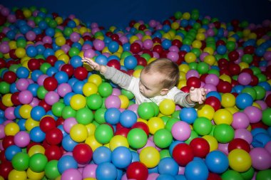 Çocuğu top havuzunda