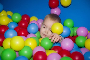 Çocuğu top havuzunda