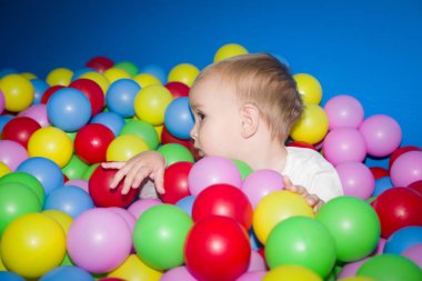 Çocuğu top havuzunda