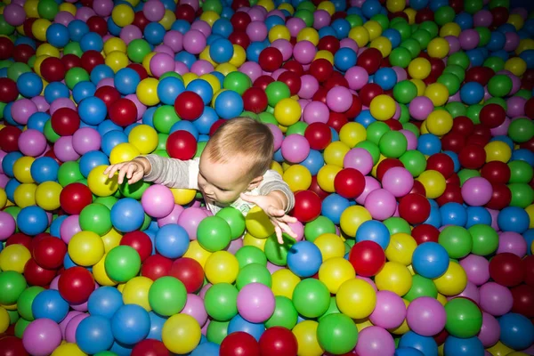 A criança em uma piscina de bolas — Fotografia de Stock