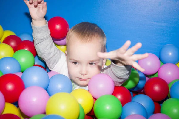 Il bambino in una piscina di palle — Foto Stock