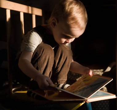 Yürümeye başlayan çocuk okuma