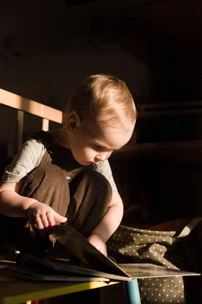 Toddler is reading — Stock Photo, Image