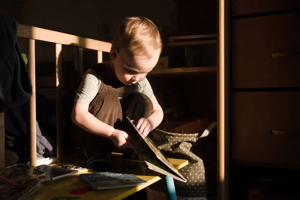 Toddler is reading — Stock Photo, Image