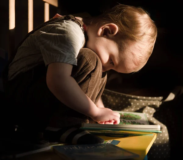 Toddler is reading — Stock Photo, Image