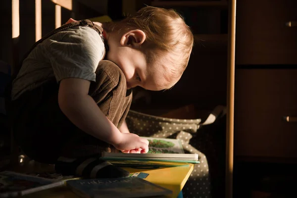 Toddler is reading — Stock Photo, Image