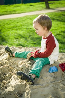 çocuk ve kum