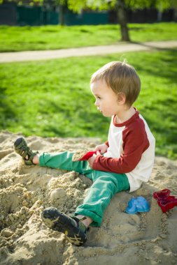 çocuk ve kum