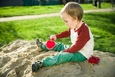 çocuk ve kum