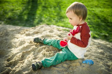 çocuk ve kum