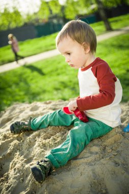 çocuk ve kum