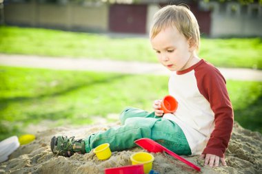 çocuk ve kum