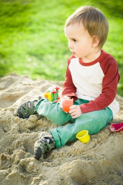çocuk ve kum
