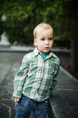 Yürümeye başlayan çocuk