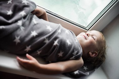 Bir pencere üzerinde çocuk