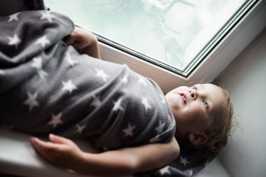 Bir pencere üzerinde çocuk