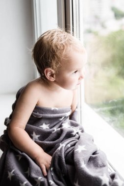Bir pencere üzerinde çocuk
